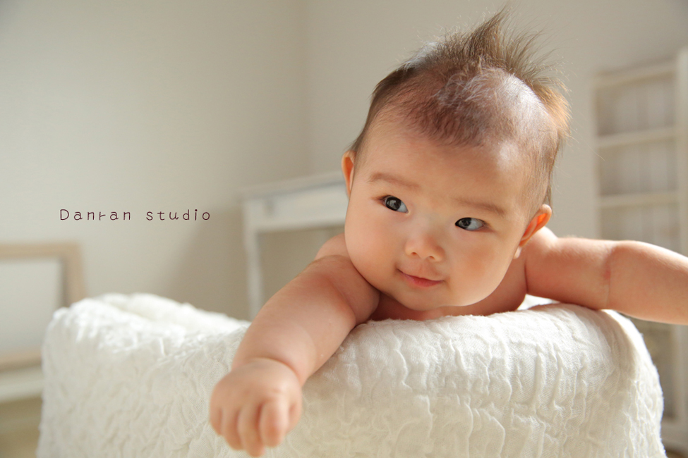 赤ちゃんの撮影をするカメラマンなら山口県下関市の写真スタジオのだんらんスタジオ